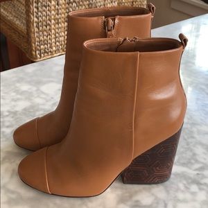 Tory Burch brown leather bottles size 6 (runs big)